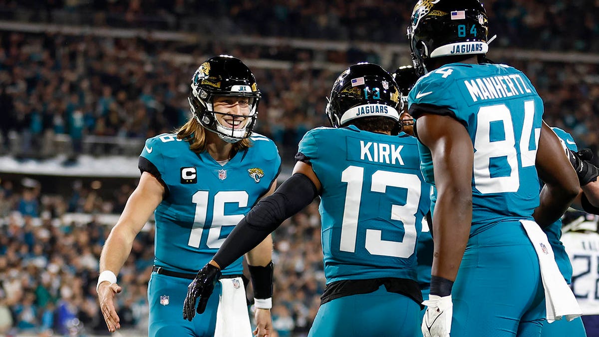 El quarterback de los Jacksonville Jaguars Trevor Lawrence (16) celebra un touchdown con el receptor de los Jacksonville Jaguars Christian Kirk (13) durante el partido entre los Tennessee Titans y los Jacksonville Jaguars el 7 de enero de 2023, en el TIAA Bank Field de Jacksonville, Florida. (Foto de David Rosenblum/Icon Sportswire vía Getty Images)