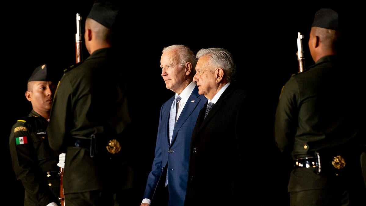 Biden and Mexican president on tarmac