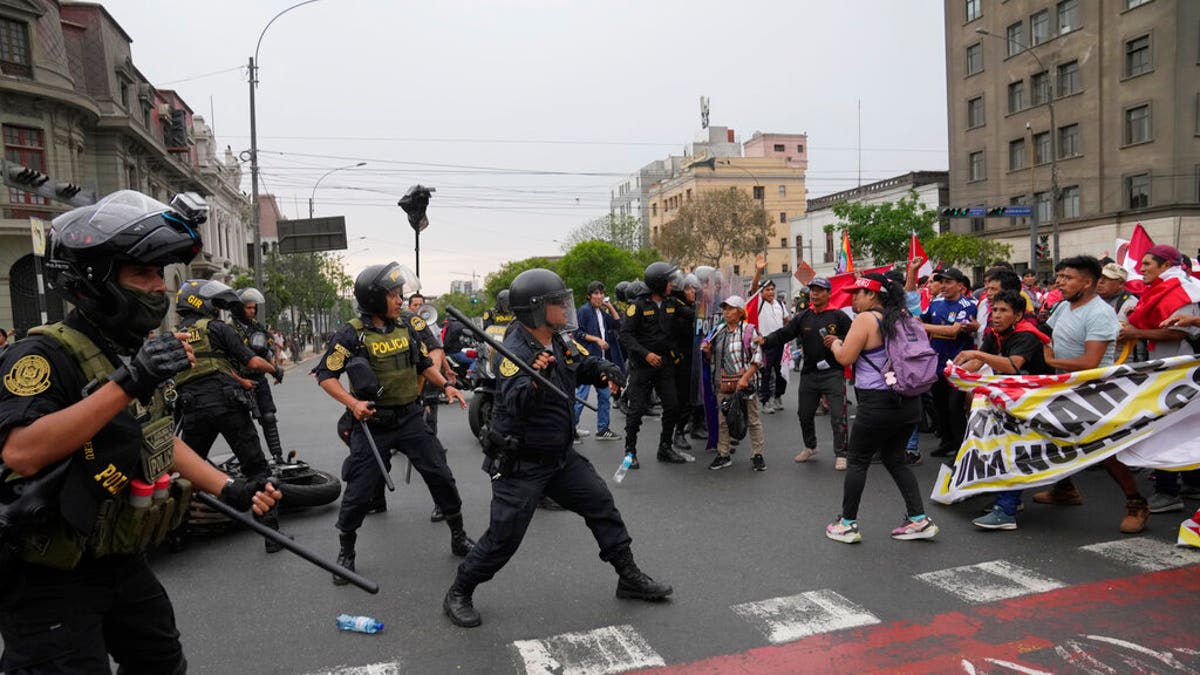 Peru police protest clash