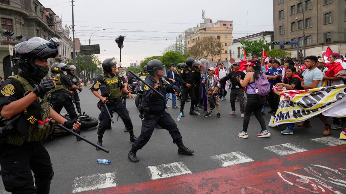 Peru police protest clash