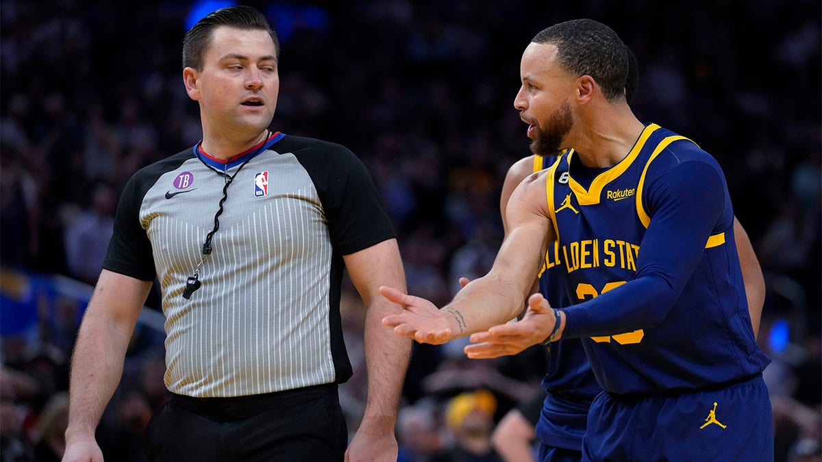 Steph Curry argues after being ejected