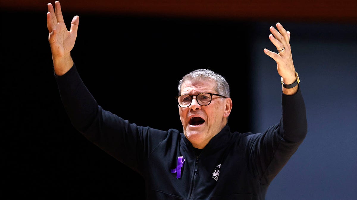 Geno Auriemma reacts during the first half against Tennessee