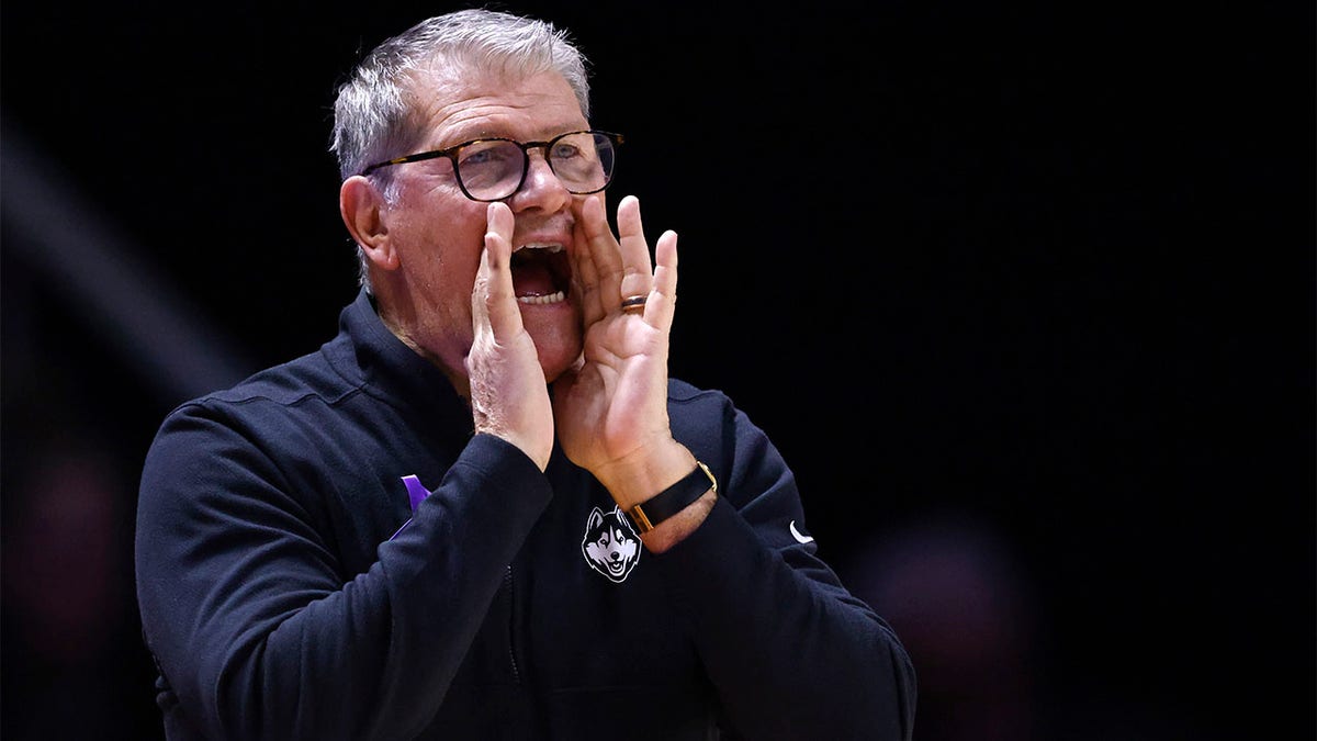 Geno Auriemma yells at his players against Tennessee