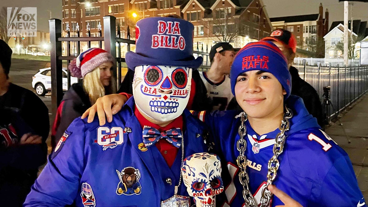Two Bills fans gather to support Damar Hamlin