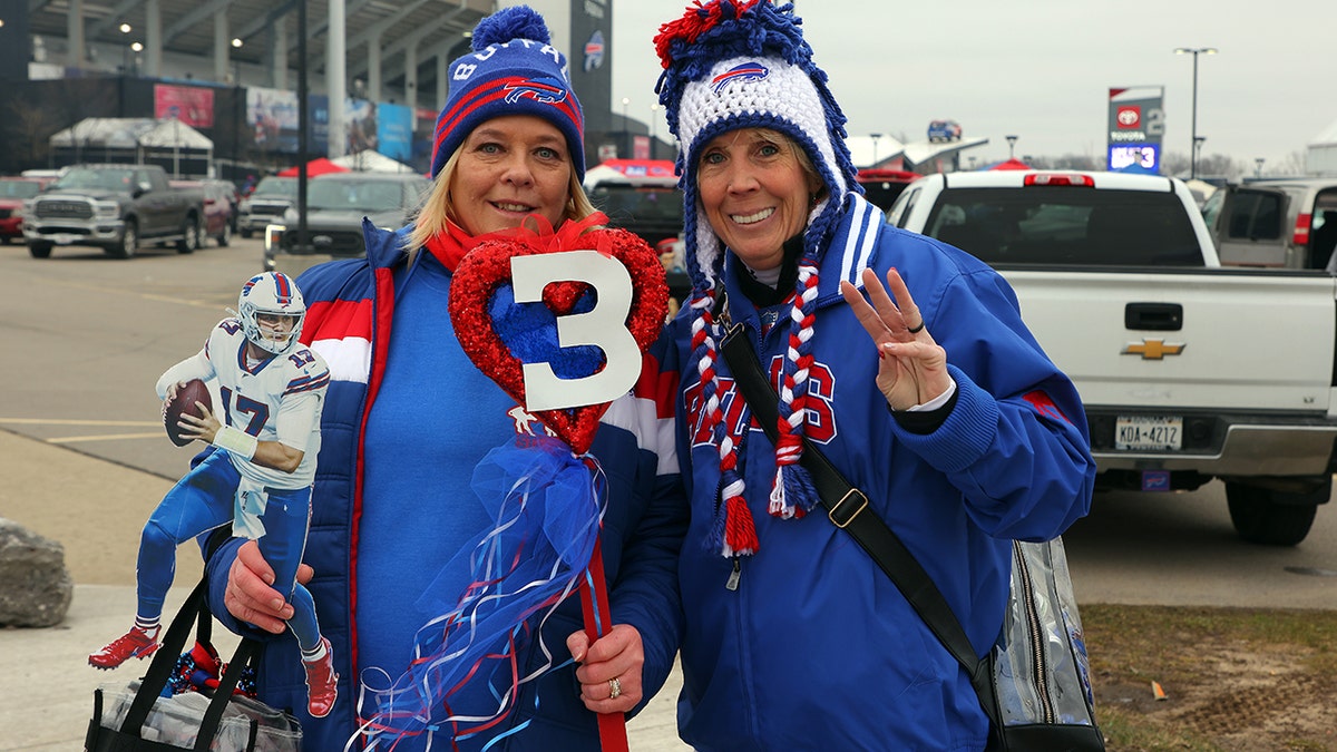 Bills fans support Damar Hamlin