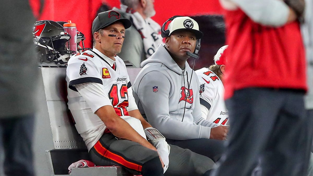 Tom Brady sits with offensive coordinator Bryon Leftwich