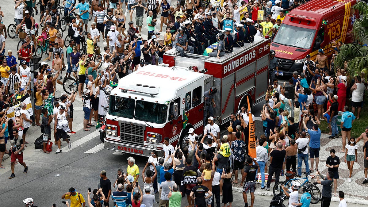 Pele's coffin is transported by the fire department