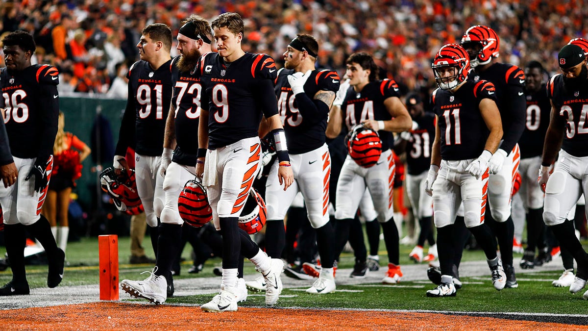 Cincinnati Bengals and teammates walk to the locker room