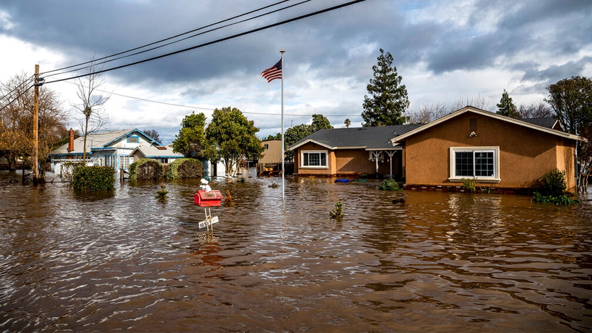 California Flooding: At Least 17 People Dead, More Than 200,000 Homes ...