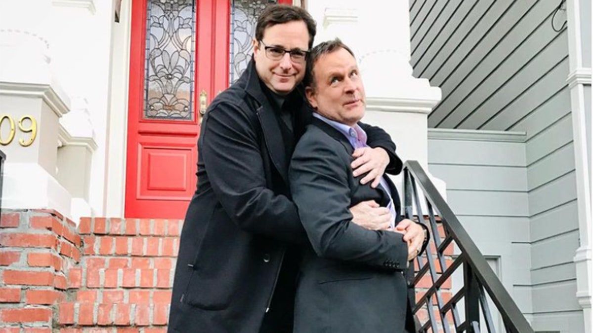 David Coulier and Bob Saget in front of Full House house