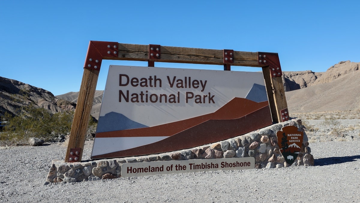 Tanda selamat datang di Taman Nasional Death Valley