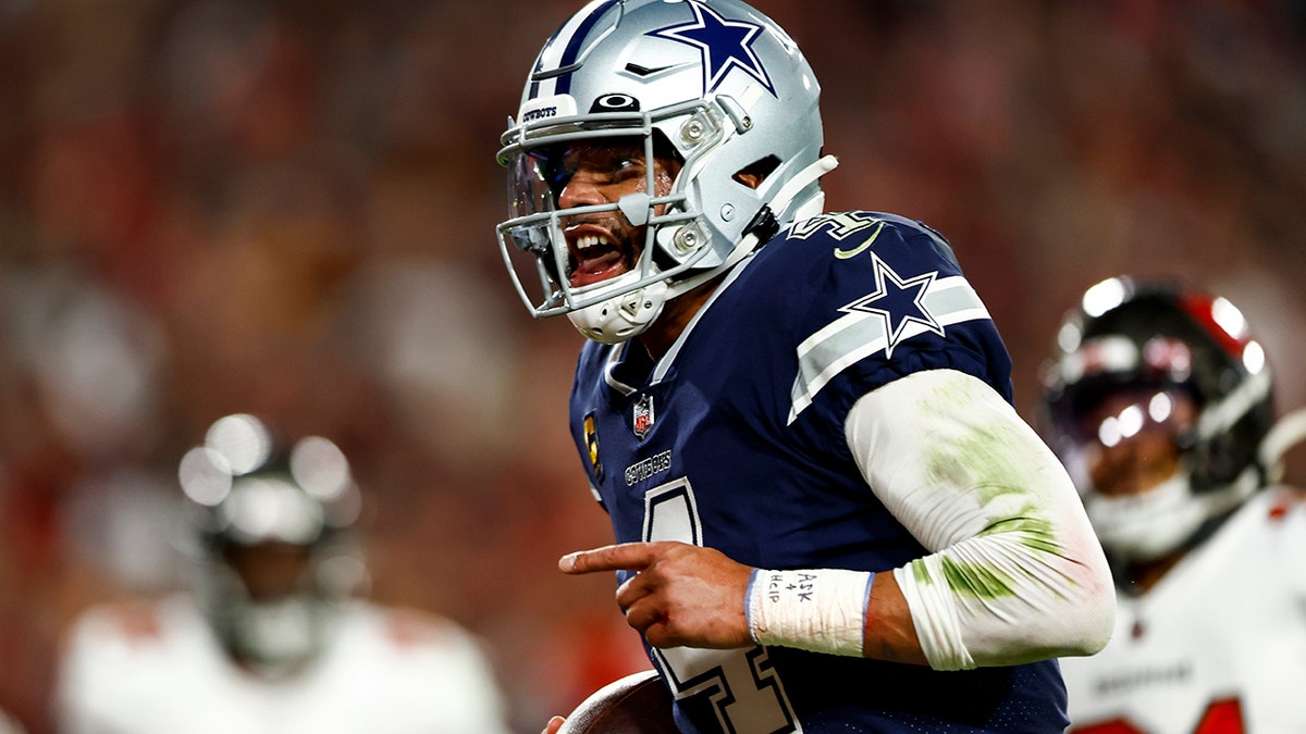 Dak Prescott runs for a TD