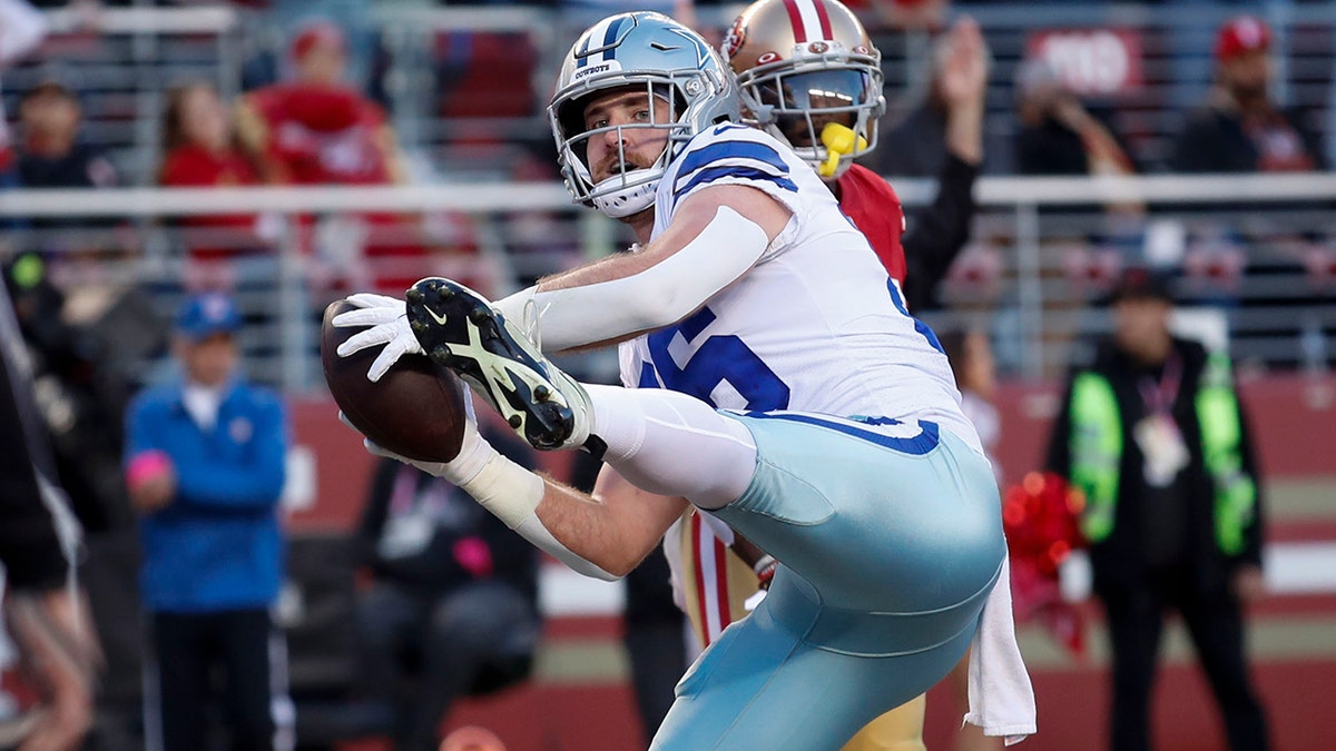 Dalton Schultz spikes the football