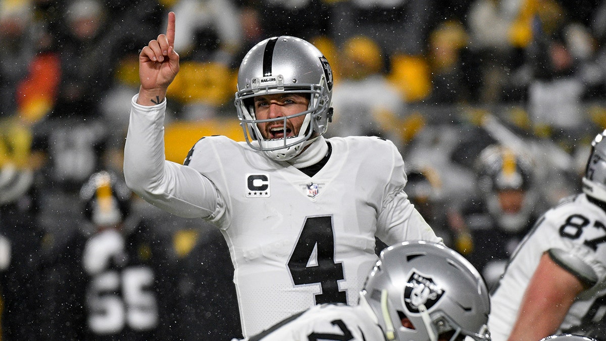 Derek Carr yells signals