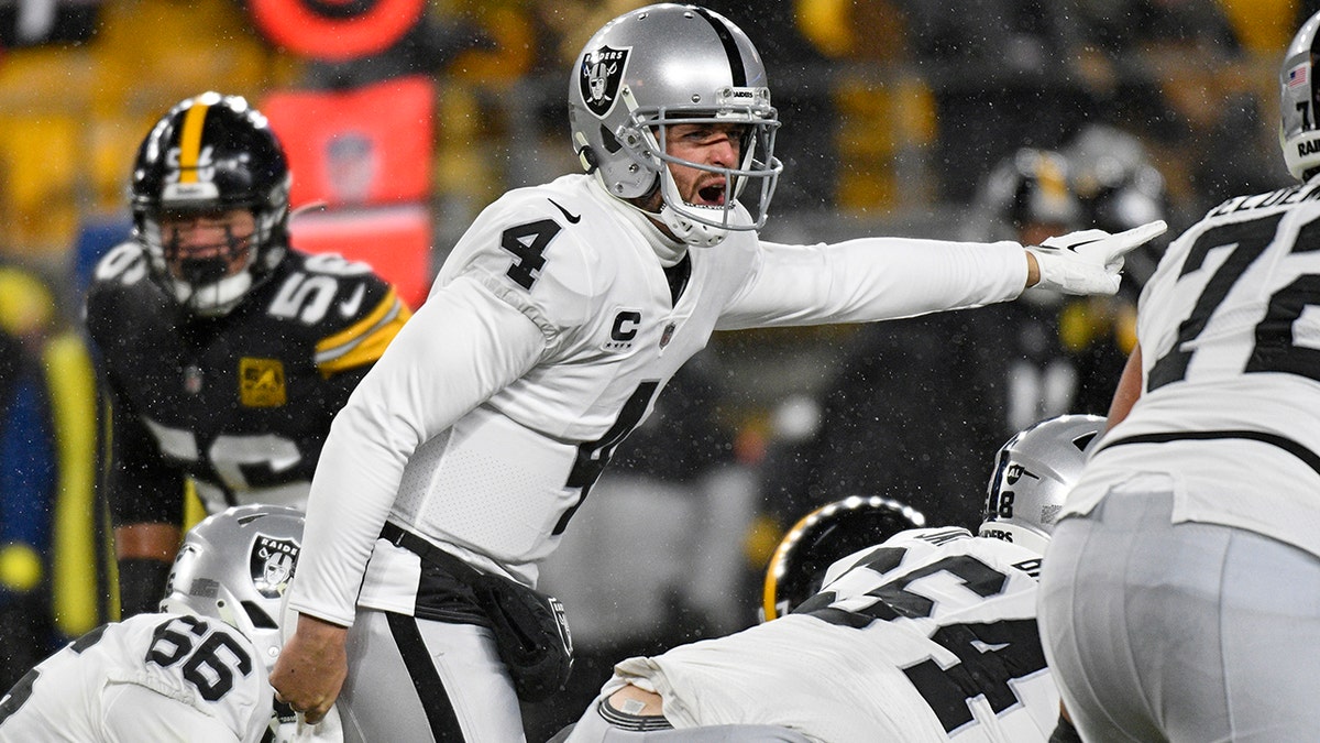 Derek Carr calls a play