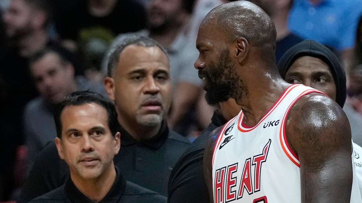 Dewayne Dedmon argues with Erik Spoelstra