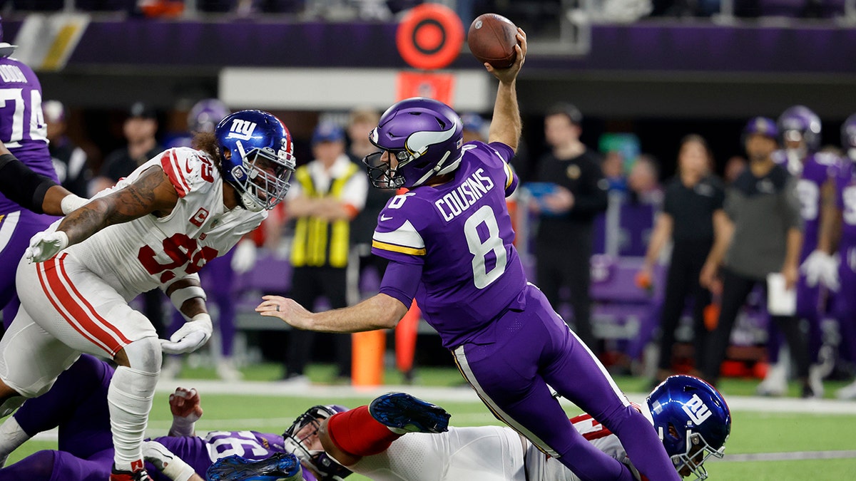 Dexter Lawrence tackles Kirk Cousins