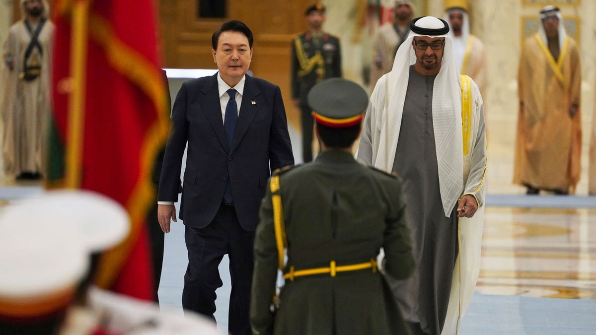 South Korean President and Emirati leader walking down a corridor.