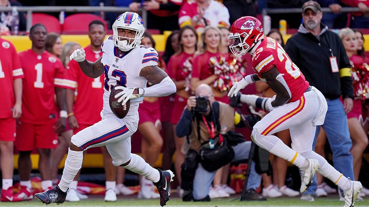 Buffalo Bill catches a pass for a touchdown