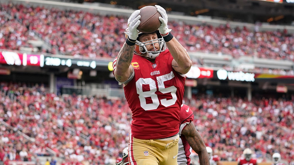 George Kittle catches a pass