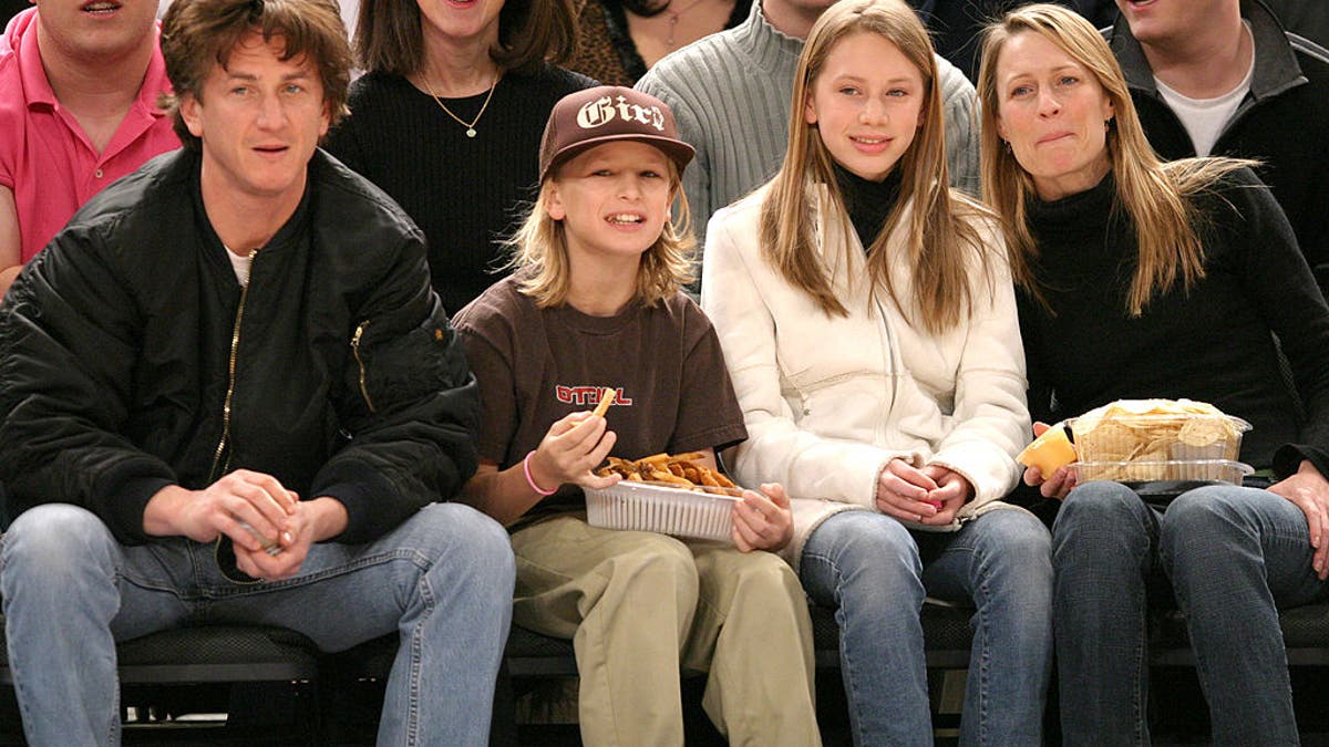 robin wright and sean penn with kids at game