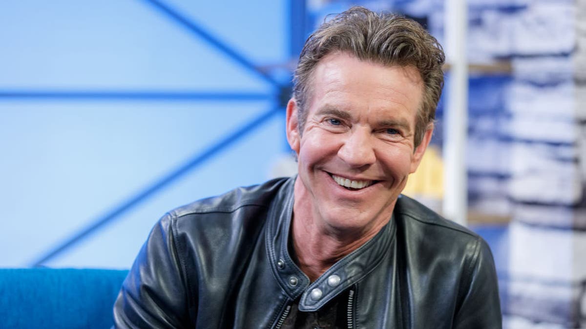 dennis quaid sorrindo