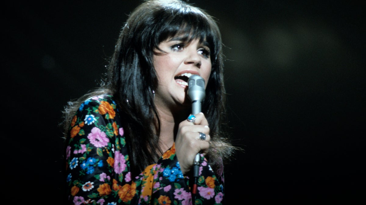 Linda Ronstadt in 1970 performing on The Johnny Cash Show