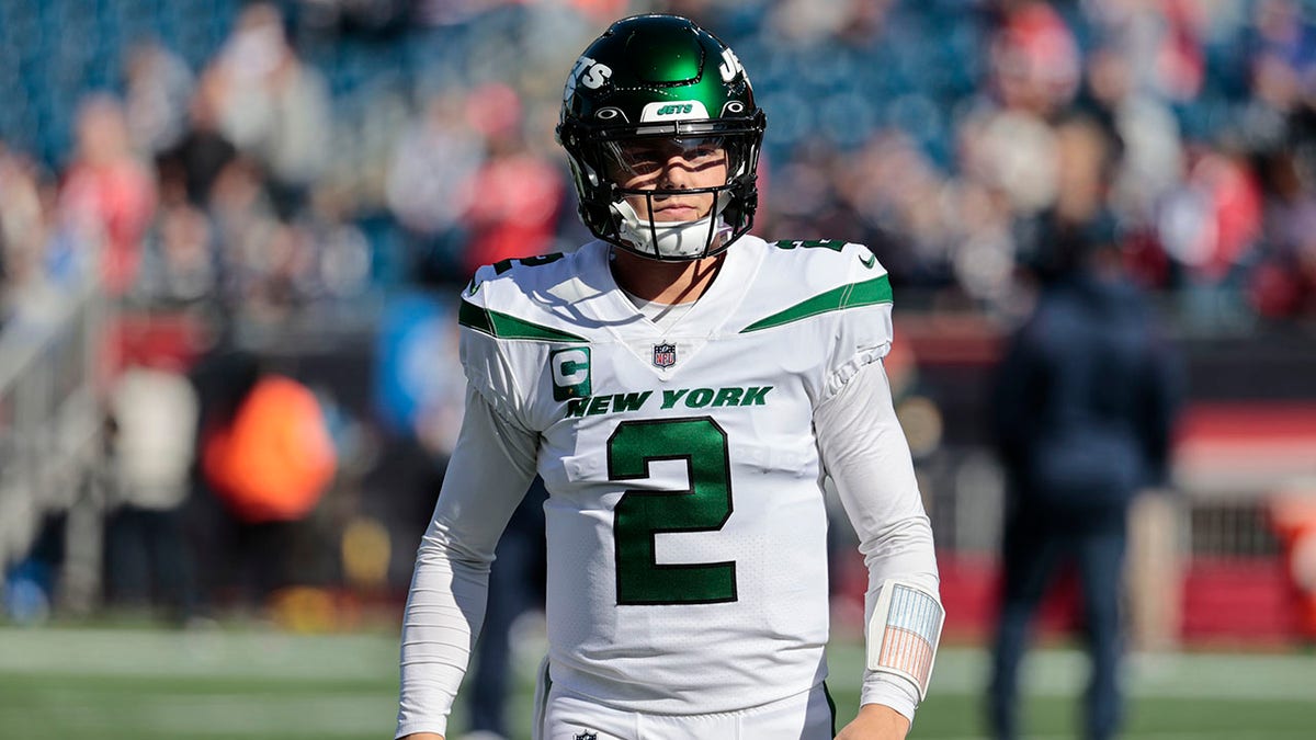 Zach Wilson warms up before game against New England