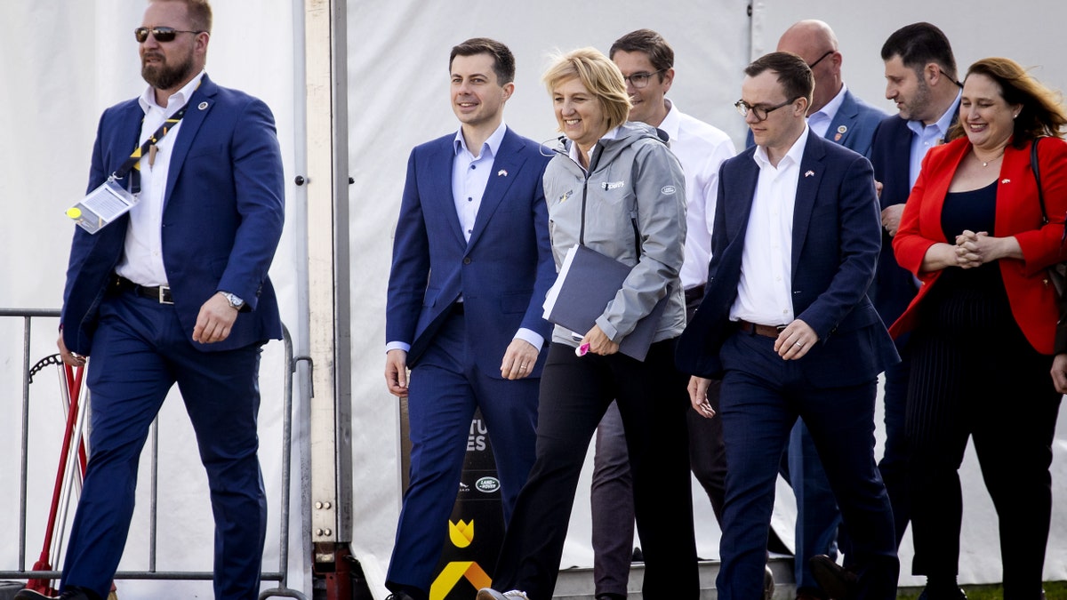 THE HAGUE - Pete Buttigieg (2L), United States Secretary of Transportation on the Yellow Carpet before the start of the Invictus Games. The Invictus Games will take place from 16 to 22 April 2022 at the Zuiderpark and are intended for military personnel and veterans who have been psychologically or physically injured while on duty.