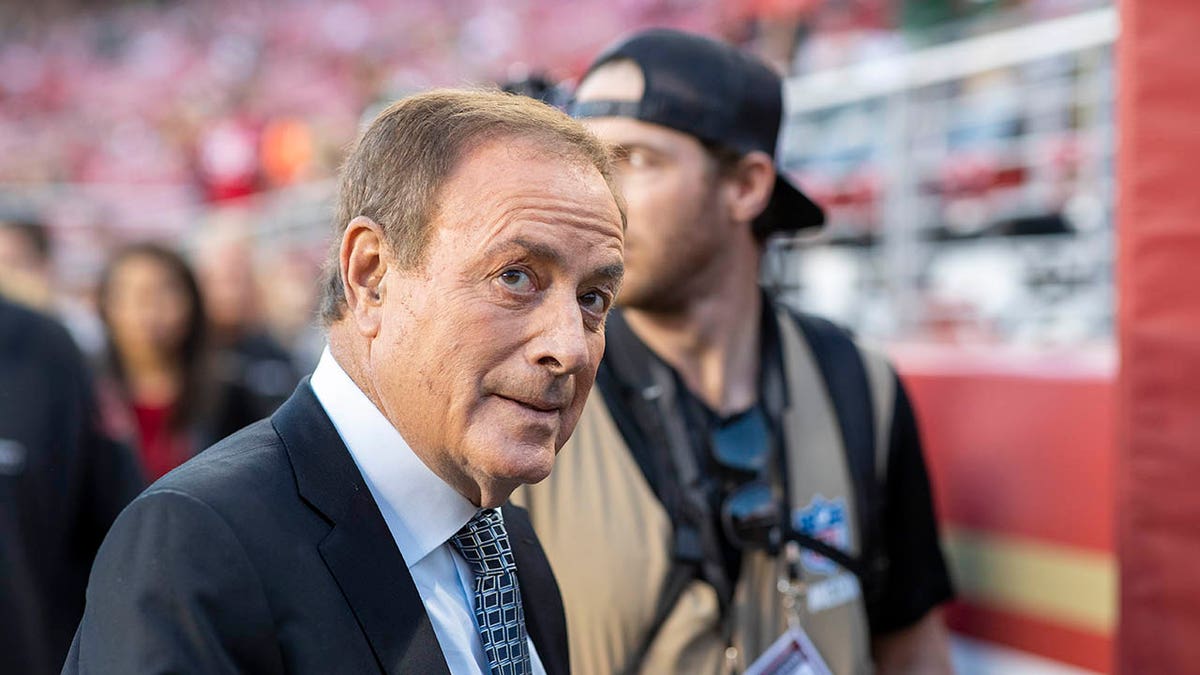 Al Michaels on the field before an NFL game in 2019