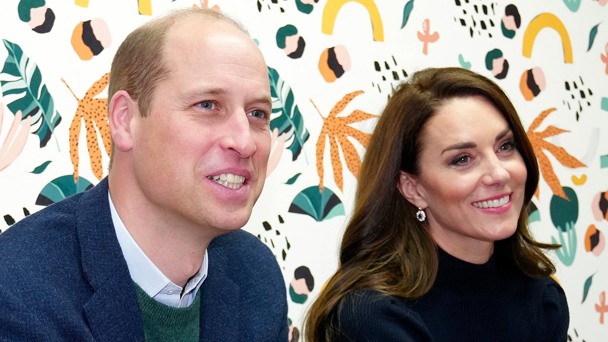 O Príncipe William e Kate Middleton olham com adoração fora das câmeras na 'Sala do Mentor' da Open Door Charity.