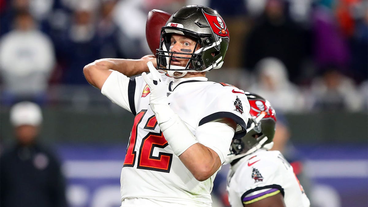 Bucs quarterback Tom Brady throws against Dallas