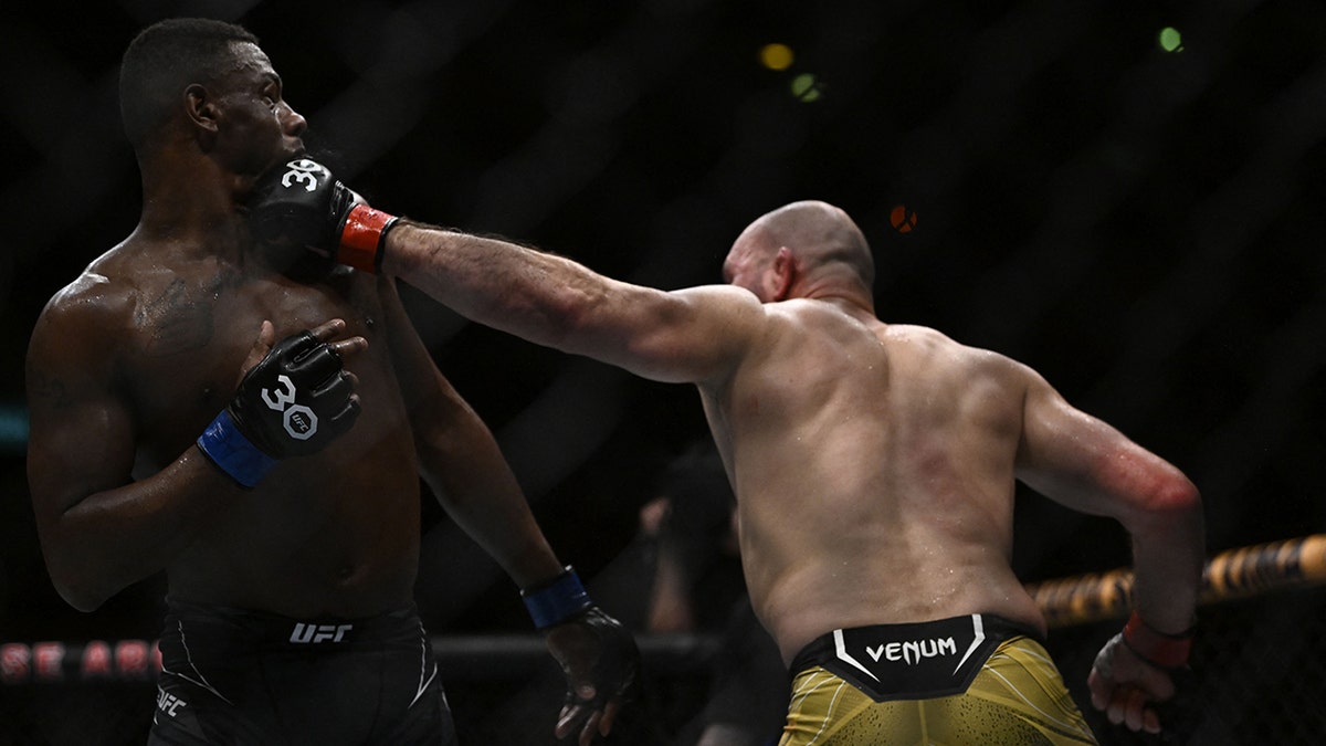 Glover Teixera punching