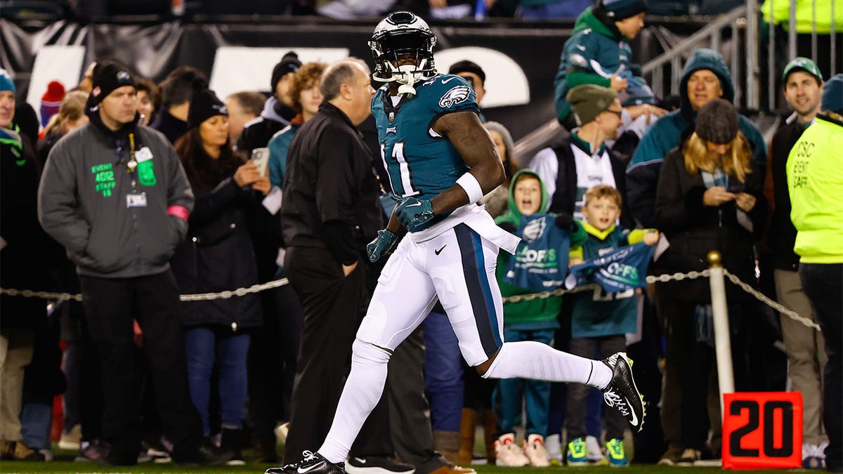 Eagles A.J. Brown narrowly escapes collision with car during