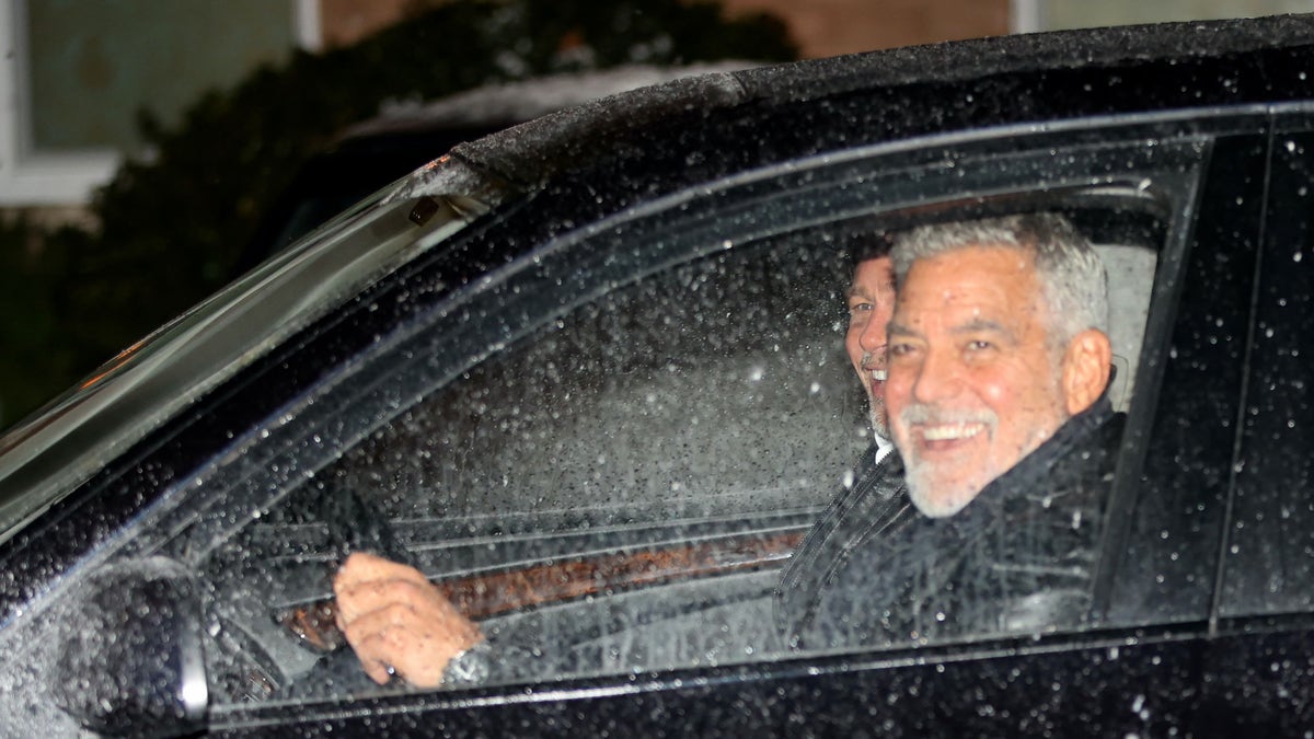George Clooney Brad Pitt sorrindo no carro