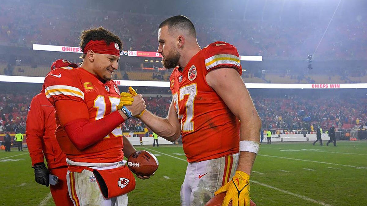 Patrick Mahomes and Travis Kelce celebrate