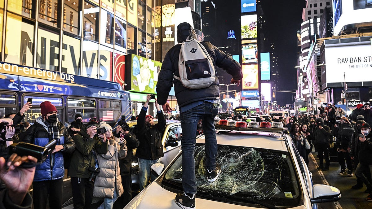 Tyre Nichols NYC protesters smashes NYPD windshield