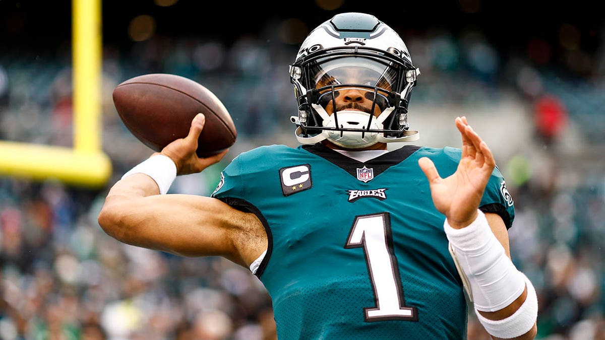 Jalen Hurts warms up before the NFC title game