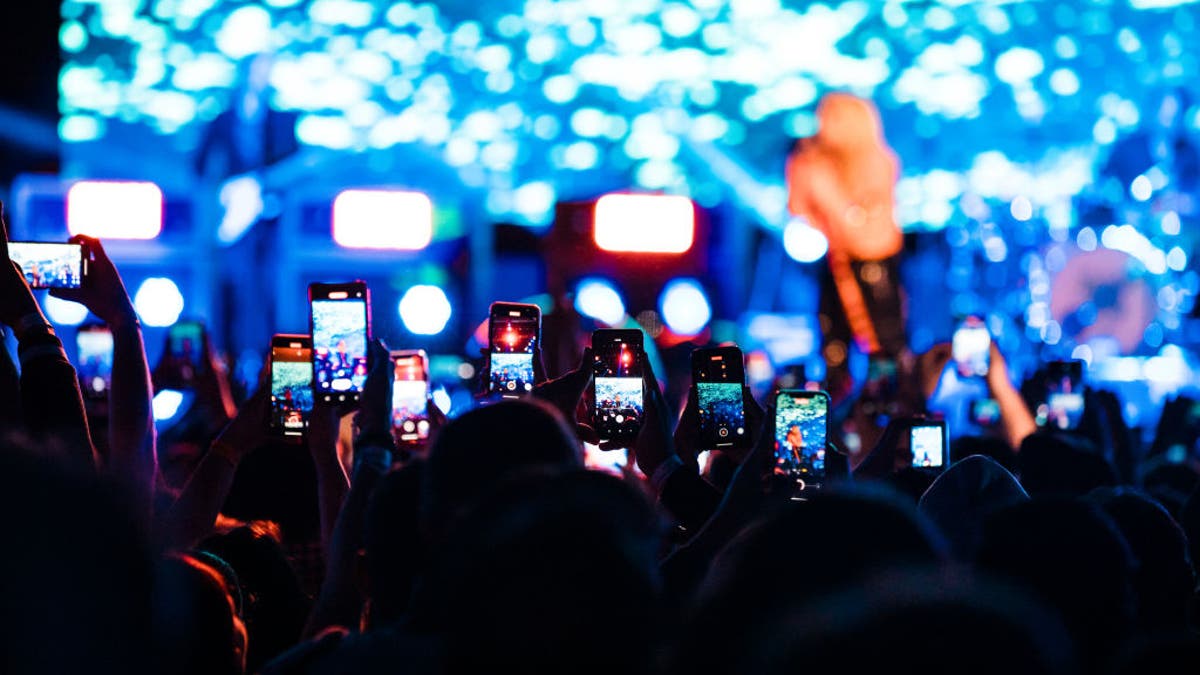 Cell phones at Avril Lavigne