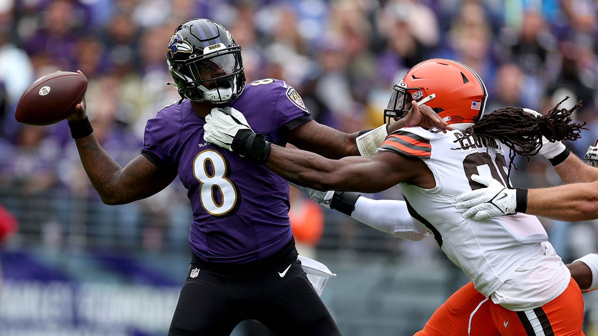 Jadeveon Clowney pressure Lamar Jackson during a game between the Ravens and the Browns