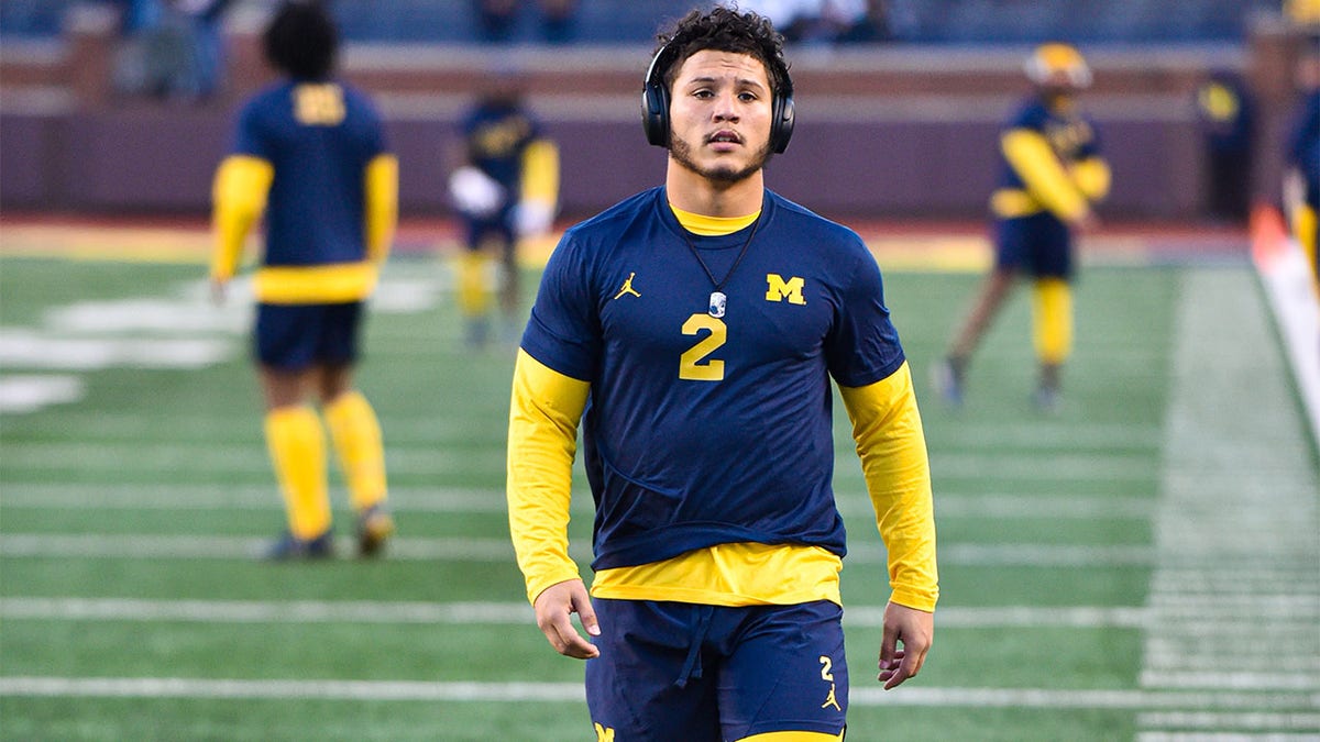 Blake Corum warms up before Michigan State game