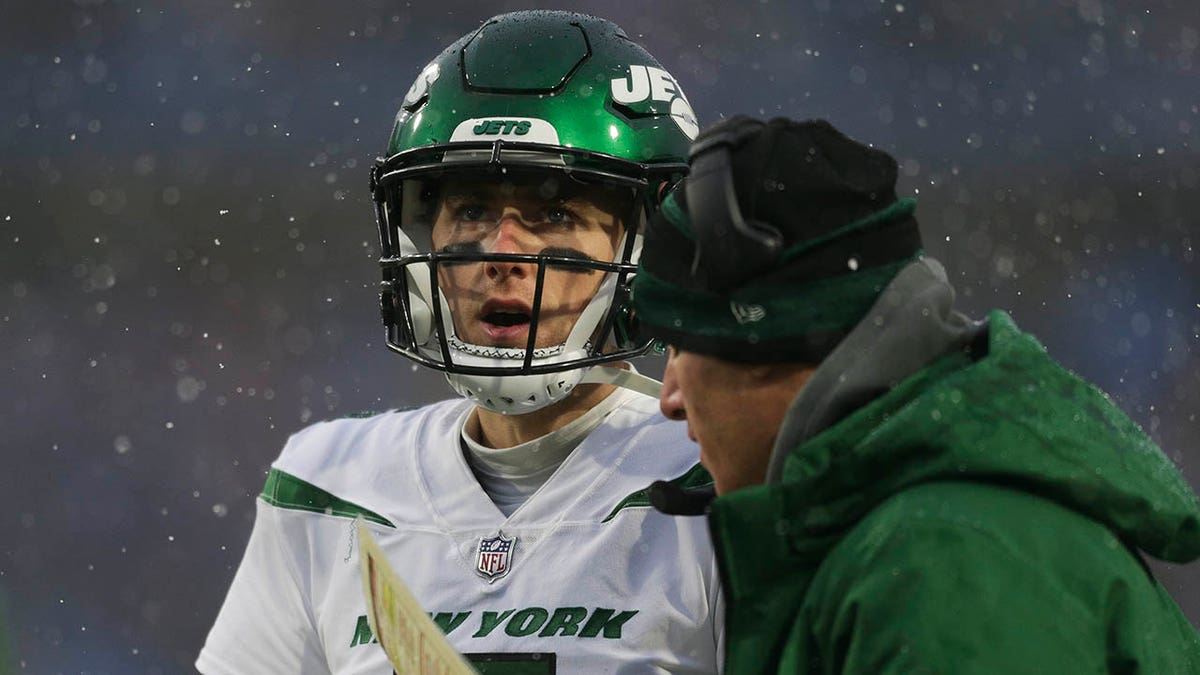 Mike LaFleur talks with Jets quarterback Mike White