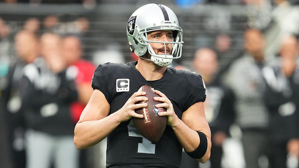 Derek Carr plays against the Patriots