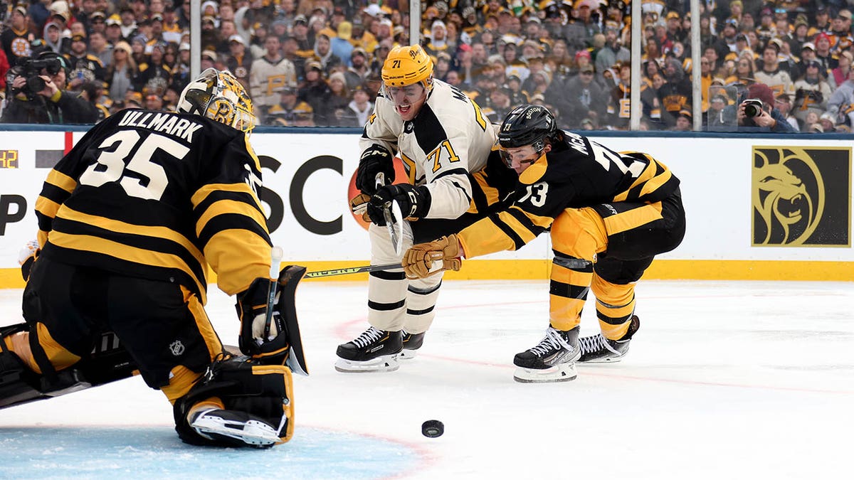 Evgeni Malkin battles for the puck