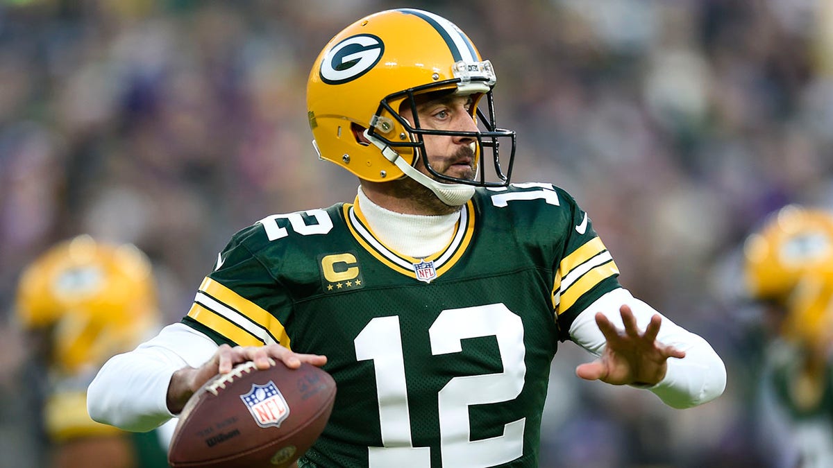 Aaron Rodgers passes against the Vikings