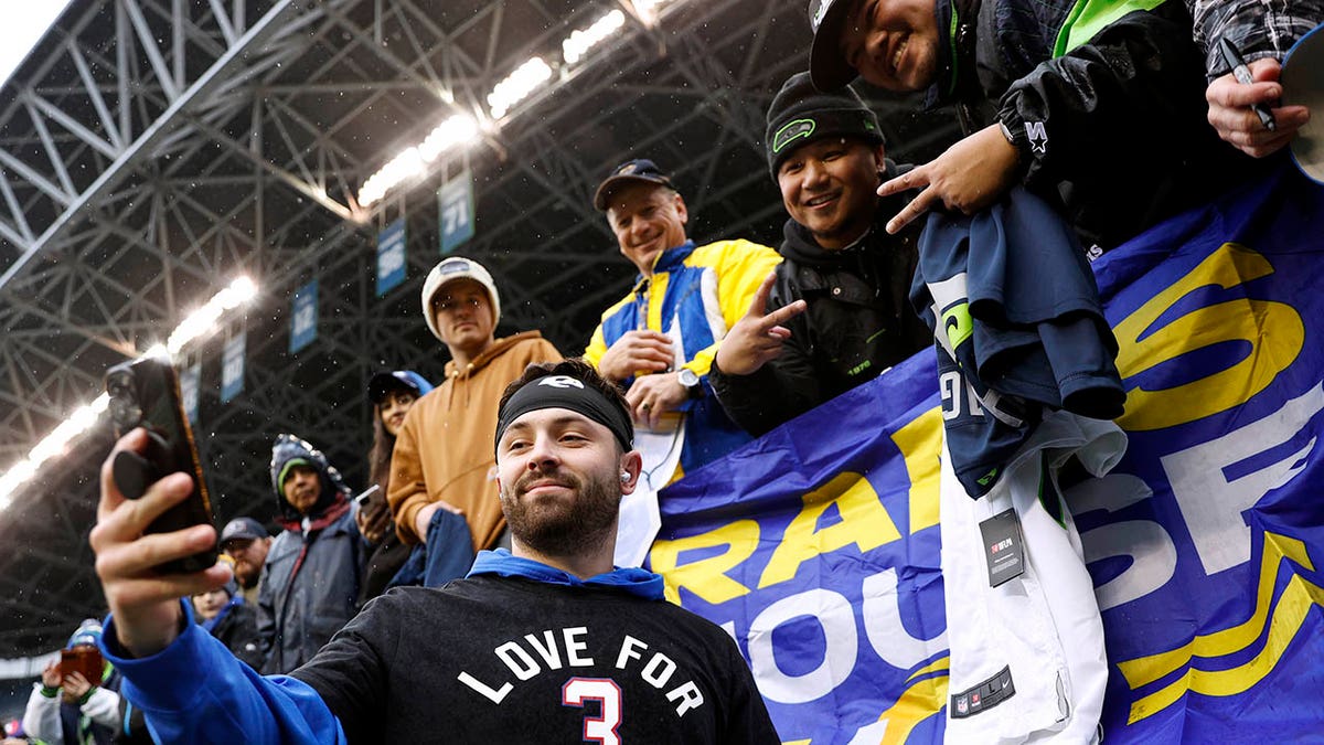 Baker Mayfield poses for a pictures with Rams fans