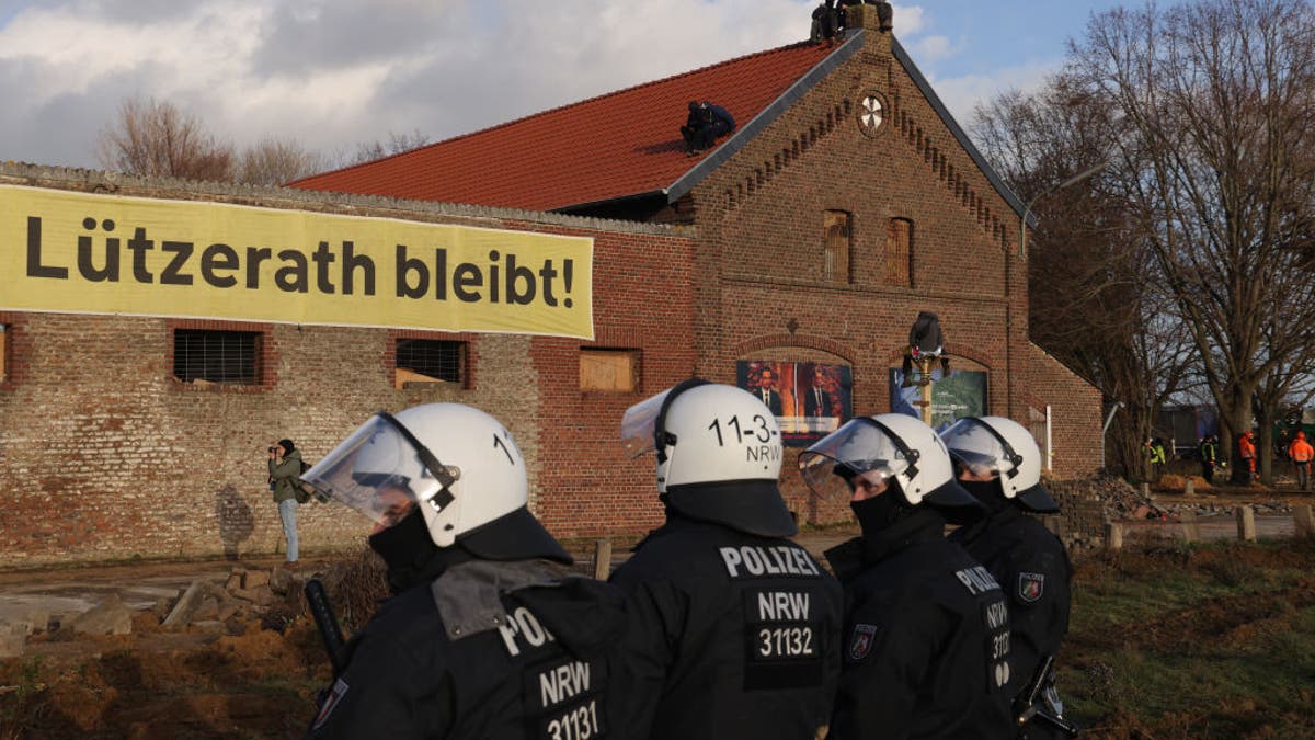 German police surround protesters