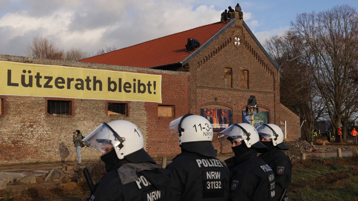 German police surround protesters