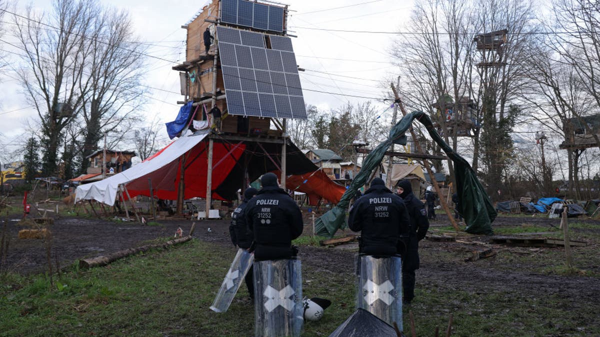 Protesters build structures to evade police