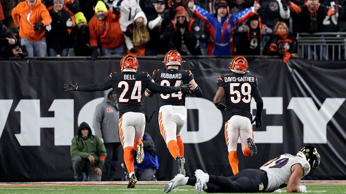 Listen to Cincinnati Bengals defensive end Sam Hubbard's mic'd-up audio for  his 98-yard fumble-return TD vs. Baltimore Ravens